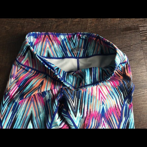 Zella Capri colorful geometric workout pants - Picture 3 of 3